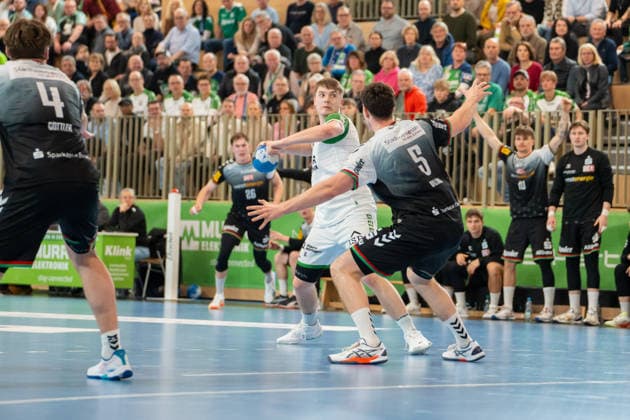 Handball I Herren I Saison 2025-2026 I 2. Bundesliga I 20. Spieltag I HC Oppenweiler Backnang - TUSEM Essen I 20.02.2026 Timm Buck (6, HC Oppenweiler Backnang) mit Ball, Valentin Willner (5, TUSEM Essen) in der Abwehr Backnang Murrtal Arena Baden-Württemberg Deutschland Copyright: xLobeca MaxxPetershansx