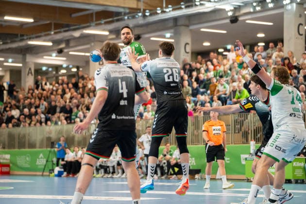 Handball I Herren I Saison 2025-2026 I 2. Bundesliga I 20. Spieltag I HC Oppenweiler Backnang - TUSEM Essen I 20.02.2026 Dominik Weiß (7, HC Oppenweiler Backnang) im Wurf über den Block Backnang Murrtal Arena Baden-Württemberg Deutschland Copyright: xLobeca MaxxPetershansx