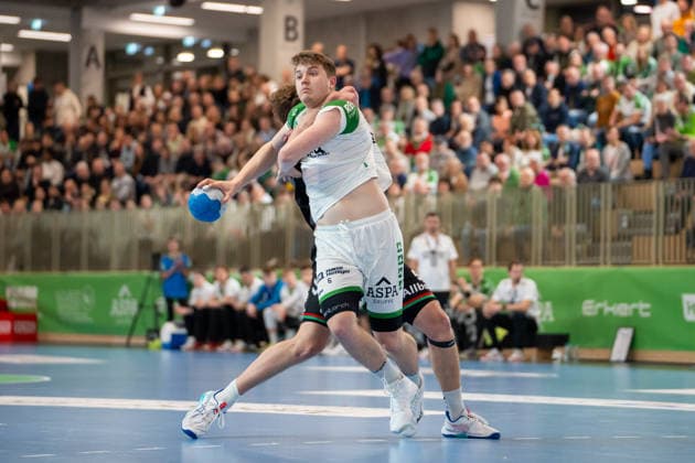 Handball I Herren I Saison 2025-2026 I 2. Bundesliga I 20. Spieltag I HC Oppenweiler Backnang - TUSEM Essen I 20.02.2026 Timm Buck (6, HC Oppenweiler Backnang) hart verteidigt von hinten am Hals Backnang Murrtal Arena Baden-Württemberg Deutschland Copyright: xLobeca MaxxPetershansx