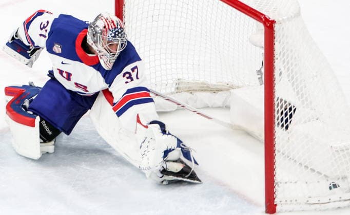 ITALY, MILAN - FEBRUARY 20, 2026: United States goaltender Connor Hellebuyck concedes a goal in a men™s Ice hockey, Eishockey play-off semifinal match against Slovakia at the Milano Santagiulia Ice Hockey Arena, as part of the 2026 Winter Olympic Games, Olympische Spiele, Olympia, OS 2026 Winter Olympics: Men s Semi-Final Ice Hockey Match, USA - Slovakia  - ZUMAt113 20260220_zaa_t113_354 Copyright: xPeterxKovalevx