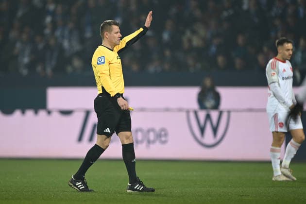 Schiedsrichter Patrick ITTRICH Gestik, Geste, gestikuliert, Fussball 2. Bundesliga, 23. Spieltag, matchday 23, VfL Bochum (BO) - 1. FC Nuernberg 1-1 am 20.02.2026, Vonovia Ruhrstadion Bochum Deutschland. DFL regulations prohibit any use of photographs as image sequences and or quasi-video Ã‚Â