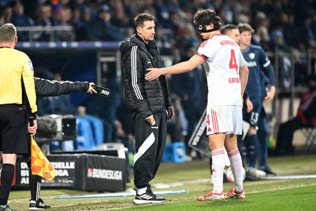 Trainer Miroslav KLOSE (N) gibt Anweisungen, an Fabio GRUBER (N) Fussball 2. Bundesliga, 23. Spieltag, matchday 23, VfL Bochum (BO) - 1. FC Nuernberg 1-1 am 20.02.2026, Vonovia Ruhrstadion Bochum Deutschland. DFL regulations prohibit any use of photographs as image sequences and or quasi-video Ã‚Â