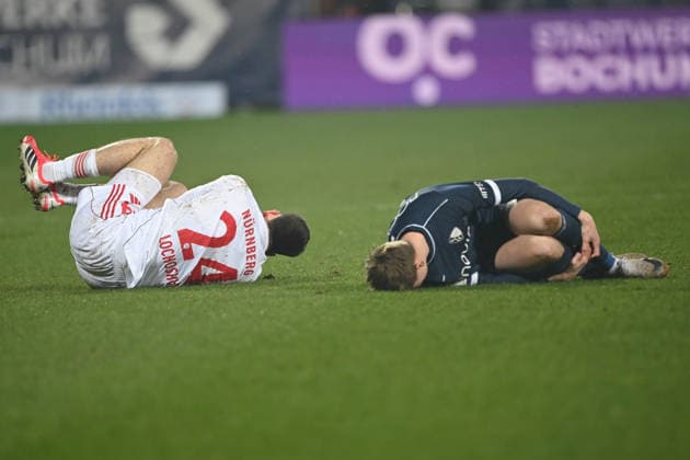 Luka LOCHOSHVILI (N) und Oliver OLSEN (BO) liegen auf dem Rasen, verletzt, Verletzung, Fussball 2. Bundesliga, 23. Spieltag, matchday 23, VfL Bochum (BO) - 1. FC Nuernberg 1-1 am 20.02.2026, Vonovia Ruhrstadion Bochum Deutschland. DFL regulations prohibit any use of photographs as image sequences and or quasi-video Ã‚Â