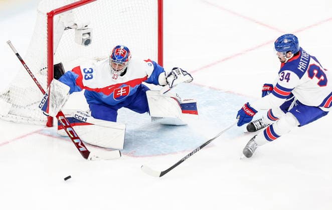 ITALY, MILAN - FEBRUARY 20, 2026: Slovakia s goaltender Stanislav Skorvanek (L) and United States Auston Matthews are in action in their men™s Ice hockey, Eishockey play-off semifinal match at the Milano Santagiulia Ice Hockey Arena, as part of the 2026 Winter Olympic Games, Olympische Spiele, Olympia, OS 2026 Winter Olympics: Men s Semi-Final Ice Hockey Match, USA - Slovakia  - ZUMAt113 20260220_zaa_t113_359 Copyright: xPeterxKovalevx