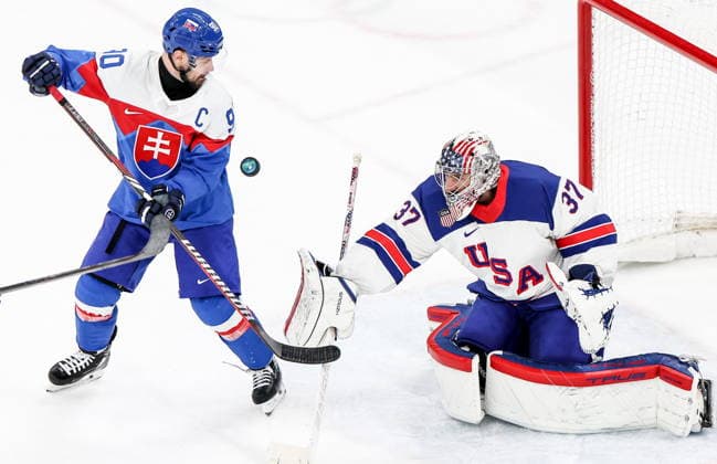 ITALY, MILAN - FEBRUARY 20, 2026: Slovakia s Tomas Tatar (L) and United States goaltender Connor Hellebuyck are in action in their men™s Ice hockey, Eishockey play-off semifinal match at the Milano Santagiulia Ice Hockey Arena, as part of the 2026 Winter Olympic Games, Olympische Spiele, Olympia, OS 2026 Winter Olympics: Men s Semi-Final Ice Hockey Match, USA 6 - 2 Slovakia  - ZUMAt113 20260220_zaa_t113_366 Copyright: xPeterxKovalevx
