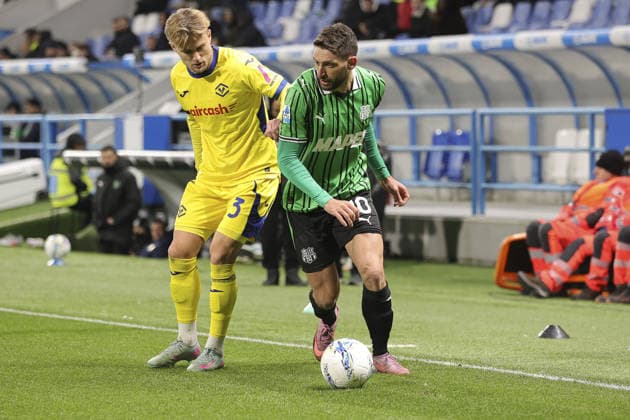 CALCIO - Serie A - US Sassuolo vs Hellas Verona FC Domenico Berardi of US Sassuolo battle for the ball with Martin Frese of Hellas Verona FC during US Sassuolo vs Hellas Verona, 26Â° Serie A Enilive 2025-26 game at Mapei stadium - Citta del Tricolore in Reggio nell Emilia (RE), Italy, on February 20, 2026. Reggio Emilia Italy  Copyright: xIPAxSport ABACAx