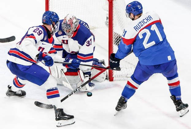 ITALY, MILAN - FEBRUARY 20, 2026: United States Brock Nelson, goaltender Connor Hellebuyck, and Slovakia s Adam Ruzicka (L-R back) are in action in their men™s Ice hockey, Eishockey play-off semifinal match at the Milano Santagiulia Ice Hockey Arena, as part of the 2026 Winter Olympic Games, Olympische Spiele, Olympia, OS 2026 Winter Olympics: Men s Semi-Final Ice Hockey Match, USA 6 - 2 Slovakia  - ZUMAt113 20260220_zaa_t113_369 Copyright: xPeterxKovalevx