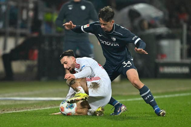 v. li. im Kampf um den Ball Berkay Yilmaz (Nuernberg 21) Cajetan Lenz (Bochum 34) 20.02.2026 Fussball VfL Bochum vs 1. FC Nuernberg, Vonovia Ruhrstadion, Bochum, DFB DFL REGULATIONS PROHIBIT ANY USE OF PHOTOGRAPHS AS IMAGE SEQUENCES AND OR QUASI-VIDEO