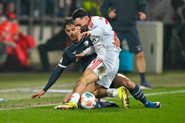 v. li. im Kampf um den Ball Cajetan Lenz (Bochum 34) Berkay Yilmaz (Nuernberg 21) 20.02.2026 Fussball VfL Bochum vs 1. FC Nuernberg, Vonovia Ruhrstadion, Bochum, DFB DFL REGULATIONS PROHIBIT ANY USE OF PHOTOGRAPHS AS IMAGE SEQUENCES AND OR QUASI-VIDEO