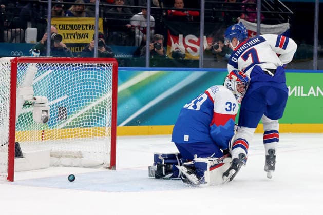 February 20, 2026, Milan, Lombardy, Italy: Brady Tkachuk (7) of Team United States scores past Stanislav Skorvanek (33) of Team Slovakia in a men s Ice hockey, Eishockey semifinal during the Milano Cortina 2026 Olympic Winter games, Winterspiele,Spiele, Summer games at Milano Santagiulia Ice Hockey Arena. Olympics 2026: Milano Cortina: Ice Hockey-Men Semifinal- USA-SVK  - ZUMAm117 20260220_oly_m117_060 Copyright: xDavidxMcIntyrex