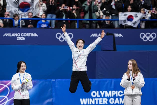 2026 Milano - Cortina Winter Olympics MILAN, ITALY - FEBRUARY 20: Gold medalist Kim Gil-li of South Korea (C), silver medalist Choi Min-jeong of South Korea (L) and bronze medalist Corinne Stoddard of USA (R) celebrate after winning the women’s 1500 meters Speed skating, Eisschnelllauf during 2026 Milano-Cortina Winter Olympics at the Milan Speed Skating Stadium on February 20, 2026, in Milan, Italy. Cemal Yurttas Anadolu Milan Italy. Editorial use only. Please get in touch for any other usage.  Copyright: x2026xAnadoluxCemalxYurttasx