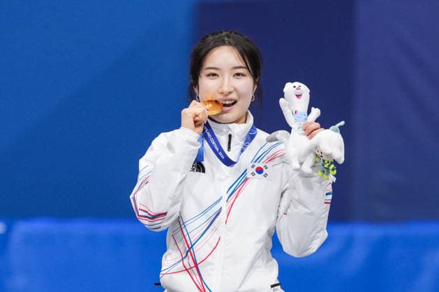 2026 Milano - Cortina Winter Olympics MILAN, ITALY - FEBRUARY 20: Gold medalist Kim Gil-li of South Korea celebrate after winning the women’s 1500 meters Speed skating, Eisschnelllauf during 2026 Milano-Cortina Winter Olympics at the Milan Speed Skating Stadium on February 20, 2026, in Milan, Italy. Cemal Yurttas Anadolu Milan Italy. Editorial use only. Please get in touch for any other usage.  Copyright: x2026xAnadoluxCemalxYurttasx