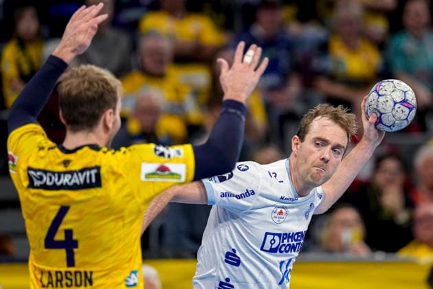 v.li.: Mathias Larson (RNL, 4), Bobby Schagen (TBV, 14), Zweikampf, Spielszene, Duell, duel, tackle, tackling, Dynamik, Action, Aktion, 20.02.2026, Mannheim (Deutschland), Handball, Bundesliga, Rhein-Neckar Löwen - TBV Lemgo Lippe