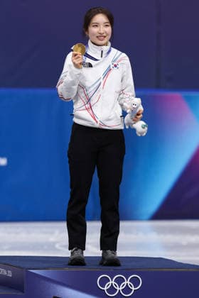 Winter Olympics - Podium of Short Track Speed skating, Eisschnelllauf Women s 1500m Gold medalist Kim Gil-li of Team Republic of Korea celebrates on the podium of the short track speed skating women s 1500m final during the Milano Cortina 2026 Winter Olympic Games, Olympische Spiele, Olympia, OS at Milano Ice Skating Arena in Milan, Italy on February 20, 2026. Photo by Alexis Jumeau ABACAPRESS.COM Milan Italy  Copyright: xJumeauxAlexis ABACAx