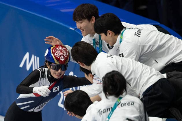 February 20, 2026, Milano, Lombardy, Italy: Gilli Kim (6) of the Republic of Korea is congratulated by her coaches after winning the gold medal in the Short Track Speed skating, Eisschnelllauf Women 1500m Finals A during the 2026 Winter Olympics at the Milano Ice Skating Arena on Friday in Milano. Milano Italy - ZUMAj89_ 20260220_oly_j89_040 Copyright: xPaulxKitagakixJr.x