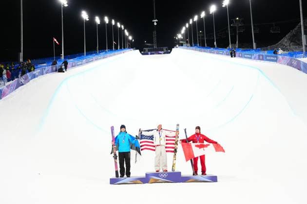 February 20, 2026, Livigno, Italy: Canada s Brendan Mackay, right, poses on the podium after winning the bronze medal in the men s freeski halfpipe, with silver medallist Estonia s Henry Sildaru, left, and gold medallist USA s Alex Ferreira, at the Milano Cortina 2026 Winter Olympic Games, Olympische Spiele, Olympia, OS in Livigno, Italy on Friday, Feb. 20, 2026. Canada News - February 20, 2026  - ZUMAc35_ 20260220_zaf_c35_216 Copyright: xSeanxKilpatrickx