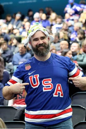 February 20, 2026, Milan, Lombardy, Italy:American ex NFL, American Football Herren, USA star fottball paler JASON KELCE, 38, was in attendance at the Team United States and Team Slovakia men s Ice hockey, Eishockey semifinal during the Milano Cortina 2026 Olympic Winter games, Winterspiele,Spiele, Summer games at Milano Santagiulia Ice Hockey Arena. Milan Italy - ZUMAm117 20260220_oly_m117_055 Copyright: xDavidxMcIntyrex