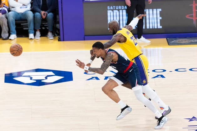 February 20, 2026, Los Angeles, California, USA: Los Angeles LakersÃ¢â‚¬â ¢ LeBron James (23) and Los Angeles Clippers John Collins (20) chase the ball during an NBA, Basketball Herren, USA basketball game at Crypto.com Arena on Friday, Feb. 20, 2026 in Los Angeles. Los Angeles USA - ZUMAc68_ 20260220_zaf_c68_006 Copyright: xRingoxChiux