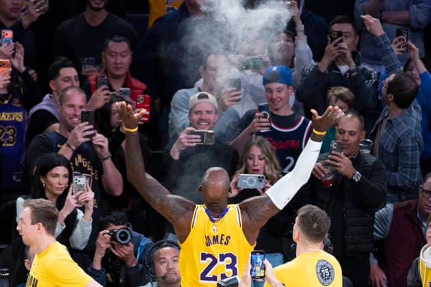 February 20, 2026, Los Angeles, California, USA: Los Angeles Lakers LEBRON JAMES (23) tosses powder before an NBA, Basketball Herren, USA basketball game against the Los Angeles Clippers at Crypto.com Arena on Friday in Los Angeles. Los Angeles USA - ZUMAc68_ 20260220_zaf_c68_003 Copyright: xRingoxChiux