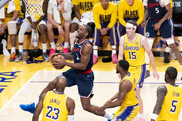 February 20, 2026, Los Angeles, California, USA: Los Angeles Clippers Kawhi Leonard (2) goes past the Los Angeles Lakers to the basket during an NBA, Basketball Herren, USA basketball game at Crypto.com Arena on Friday, Feb. 20, 2026 in Los Angeles. Los Angeles USA - ZUMAc68_ 20260220_zaf_c68_025 Copyright: xRingoxChiux