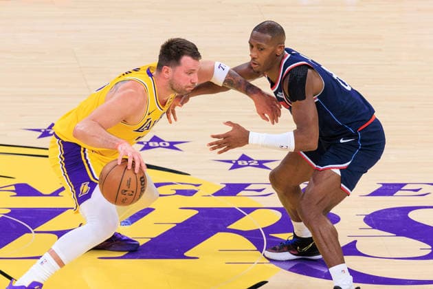 February 20, 2026, Los Angeles, California, USA: Luka Doncic 77 of the Los Angeles Lakers is guarded by Kris Dunn 8 of the Los Angeles Clippers during a regular season NBA, Basketball Herren, USA game on Friday February 20, 2026 at Crypto.com Arena in Los Angeles, California. JAVIER ROJAS PI Los Angeles USA - ZUMAp124 20260220_zaa_p124_029 Copyright: xJavierxRojasx