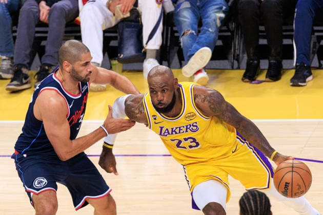 February 20, 2026, Los Angeles, California, USA: LeBron James 23 of the Los Angeles Lakers is guarded by Nicolas Batum 33 of the Los Angeles Clippers during a regular season NBA, Basketball Herren, USA game on Friday February 20, 2026 at Crypto.com Arena in Los Angeles, California. JAVIER ROJAS PI Los Angeles USA - ZUMAp124 20260220_zaa_p124_032 Copyright: xJavierxRojasx