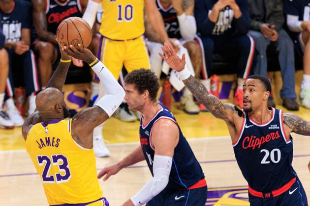 February 20, 2026, Los Angeles, California, USA: LeBron James 23 of the Los Angeles Lakers puts a shot over John Collins 20 of the Los Angeles Clippers during a regular season NBA, Basketball Herren, USA game on Friday February 20, 2026 at Crypto.com Arena in Los Angeles, California. JAVIER ROJAS PI Los Angeles USA - ZUMAp124 20260220_zaa_p124_037 Copyright: xJavierxRojasx