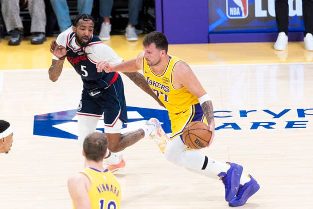 February 20, 2026, Los Angeles, California, USA: Los Angeles LakersÃ¢â‚¬â ¢ Luka DonÄÂiÄ¡ (77) drives against Los Angeles Clippers Derrick Jones Jr. (5) during an NBA, Basketball Herren, USA basketball game at Crypto.com Arena on Friday, Feb. 20, 2026 in Los Angeles. Los Angeles USA - ZUMAc68_ 20260220_zaf_c68_050 Copyright: xRingoxChiux