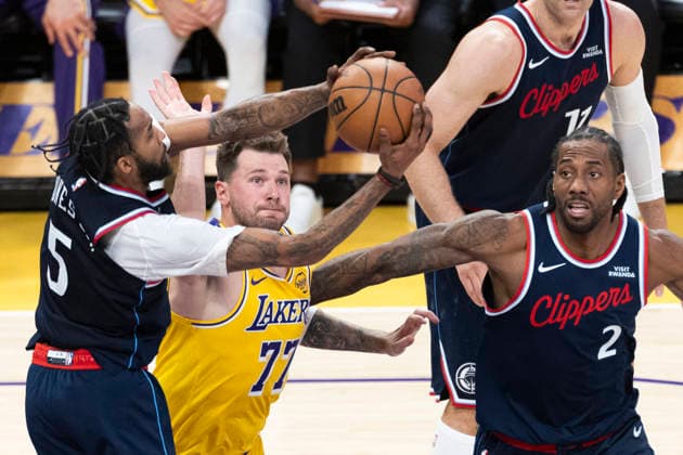 February 20, 2026, Los Angeles, California, USA: Los Angeles Clippers Derrick Jones Jr. (5) and Los Angeles LakersÃ¢â‚¬â ¢ Luka DonÄÂiÄ¡ (77) vie for the ball during an NBA, Basketball Herren, USA basketball game at Crypto.com Arena on Friday, Feb. 20, 2026 in Los Angeles. Los Angeles USA - ZUMAc68_ 20260220_zaf_c68_059 Copyright: xRingoxChiux