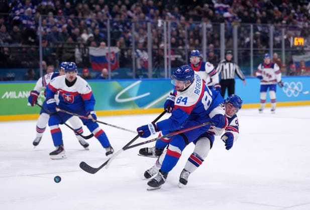 (260221) -- MILAN, Feb. 21, 2026 -- Pavol Regenda (front L) of Slovakia shoots to score during the Ice hockey, Eishockey men s play-offs semifinal match between the United States and Slovakia at the Milan-Cortina 2026 Olympic Winter games, Winterspiele,Spiele, Summer games in Milan, Italy, Feb. 20, 2026. ) (MICO2026)ITALY-MILAN-OLYMPIC WINTER GAMES-ICE HOCKEY-MEN-PLAY-OFFS SEMIFINALS-USA VS SVK TaoxXiyi 
