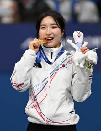 (260221) -- MILAN, Feb. 21, 2026 -- Gold medallist Kim Gilli (C) of South Korea celebrates after winning the short track Speed skating, Eisschnelllauf women s 1500m final A at the Milan-Cortina 2026 Olympic Winter games, Winterspiele,Spiele, Summer games in Milan, Italy, Feb. 20, 2026. ) (MICO2026)ITALY-MILAN-OLYMPIC WINTER GAMES-SHORT TRACK SPEED SKATING-WOMEN S 1500M-FINALS ChengxMin 