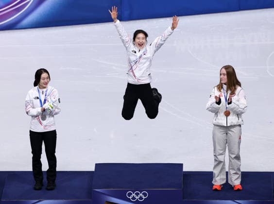 (260221) -- MILAN, Feb. 21, 2026 -- Gold medallist Kim Gilli (C) of South Korea celebrates after winning the short track Speed skating, Eisschnelllauf women s 1500m final A at the Milan-Cortina 2026 Olympic Winter games, Winterspiele,Spiele, Summer games in Milan, Italy, Feb. 20, 2026. ) (MICO2026)ITALY-MILAN-OLYMPIC WINTER GAMES-SHORT TRACK SPEED SKATING-WOMEN S 1500M-FINALS ChenxYichen 