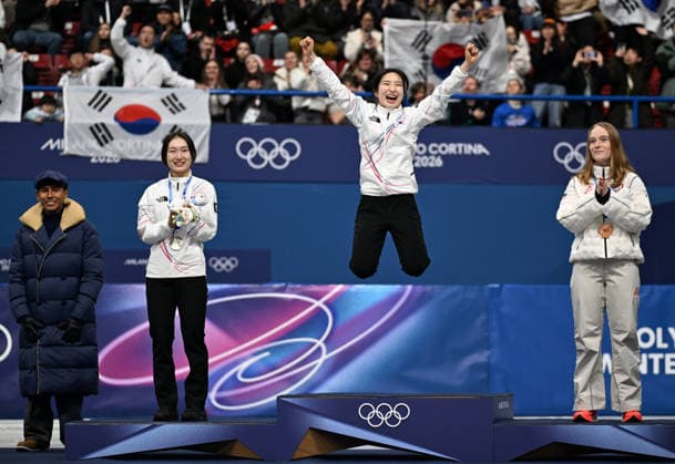(260221) -- MILAN, Feb. 21, 2026 -- Gold medallist Kim Gilli (C) of South Korea celebrates after winning the short track Speed skating, Eisschnelllauf women s 1500m final A at the Milan-Cortina 2026 Olympic Winter games, Winterspiele,Spiele, Summer games in Milan, Italy, Feb. 20, 2026. ) (MICO2026)ITALY-MILAN-OLYMPIC WINTER GAMES-SHORT TRACK SPEED SKATING-WOMEN S 1500M-FINALS ChengxMin 