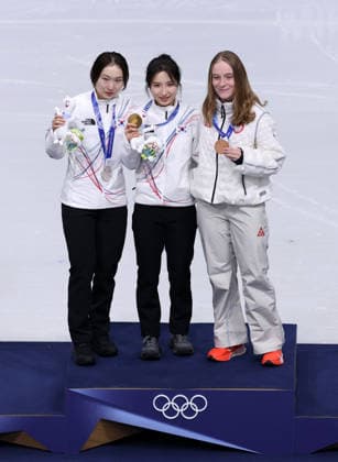 (260221) -- MILAN, Feb. 21, 2026 -- Gold medallist Kim Gilli (C) of South Korea, silver medallist Choi Minjeong (L) of South Korea and bronze medallist Corinne Stoddard of the United States pose with their medals after the short track Speed skating, Eisschnelllauf women s 1500m final A at the Milan-Cortina 2026 Olympic Winter games, Winterspiele,Spiele, Summer games in Milan, Italy, Feb. 20, 2026. ) (MICO2026)ITALY-MILAN-OLYMPIC WINTER GAMES-SHORT TRACK SPEED SKATING-WOMEN S 1500M-FINALS ChenxYichen 