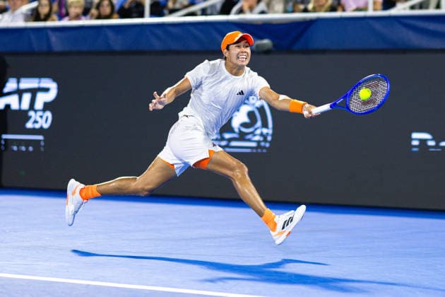 2026 Delray Beach Open - Day 5 - Learner Tien Of USA Defeats Frances Tiafoe Of USA Learner Tien of the USA reaches for a forehand against Frances Tiafoe of the USA during their match on Day 5 of the Delray Beach Open at the Delray Tennis Center in Delray Beach, Florida, on February 20, 2026. Delray Beach FL United States  Copyright: xMauricioxPaizx originalFilename:paiz-2026delr260220_npOlI.jpg