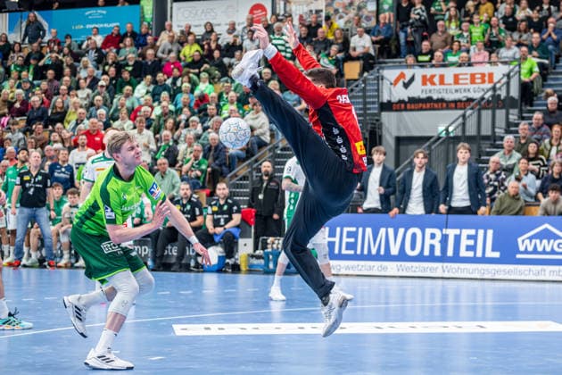 Handball Bundesliga; HSG Wetzlar - SC DHfK Leipzig, 20.02.26 Tristan Kirschner (HSG Wetzlar, 5), Domenico Ebner (SC DHfK Leipzig, 1) Handball Bundesliga; HSG Wetzlar - SC DHfK Leipzig: Wetzlar, 20.02.26 Copyright: xBEAUTIFULxSPORTS Roeczeyx