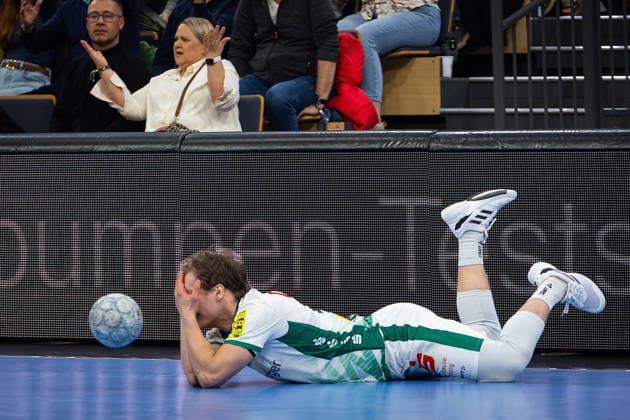 20.02.2026, xovx, Handball Daikin Handball Bundesliga, HSG Wetzlar - SC DHfK Leipzig Blair Hinriksson (SC DHfK Leipzig) nach Foulspiel von Philipp Ahouansou (HSG Wetzlar) am Boden Wetzlar Buderus-Arena Hessen Deutschland (DE)