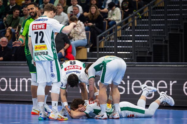 20.02.2026, xovx, Handball Daikin Handball Bundesliga, HSG Wetzlar - SC DHfK Leipzig Blair Hinriksson (SC DHfK Leipzig) nach Foulspiel von Philipp Ahouansou (HSG Wetzlar) am Boden Wetzlar Buderus-Arena Hessen Deutschland (DE)