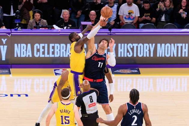 February 20, 2026, Los Angeles, California, USA: Deandre Ayton 5 of the Los Angeles Lakers and Brook Lopez 11 of the Los Angeles Clippers go for the tipoff to start a regular season NBA, Basketball Herren, USA game against the Los Angeles Clippers on Friday February 20, 2026 at Crypto.com Arena in Los Angeles, California. JAVIER ROJAS PI Los Angeles USA - ZUMAp124 20260220_zaa_p124_103 Copyright: xJavierxRojasx