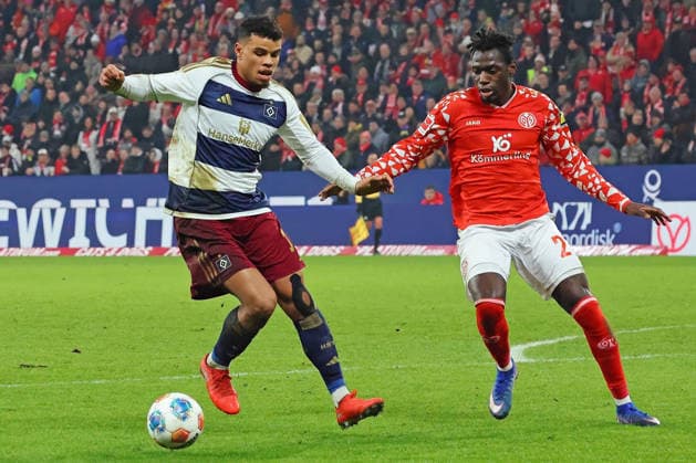 Mainz, Deutschland 20. Februar 2026: 1. BL - 2025 2026 - FSV Mainz 05 vs. Hamburger SV Im Bild: v. li. im Zweikampf Ransford Königsdörffer (HSV) gegen Danny da Costa (Mainz). DFL regulations prohibit any use of photographs as image sequences and or quasi-video Mewa Arena Rheinland - Pfalz *** Mainz, Germany 20 February 2026 1 BL 2025 2026 FSV Mainz 05 vs Hamburger SV Pictured from left in duel Ransford Königsdörffer HSV vs Danny da Costa Mainz DFL regulations prohibit any use of photographs as image sequences and or quasi video Mewa Arena Rheinland Pfalz Copyright: xFotostandx xRacochax