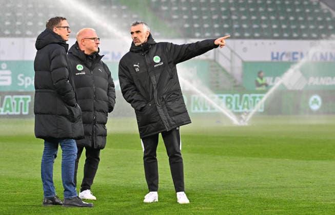 20.02.2026 - Fussball - Saison 2025 2026 - 2. Fussball - Bundesliga - 23. Spieltag: SpVgg Greuther Fürth ( Kleeblatt SGF ) - DSC Arminia Bielefeld - Sportfoto Zink MeZi - xmexzix - DFL regulations prohibit any use of photographs as image sequences and or quasi-video - only for editorial use - von links : Michael Mutzel (Sportdirektor Arminia Bielefeld ) Heiko Vogel ( Trainer SpVgg Greuther Fürth ) Danny Schwarz (Co-Trainer SpVgg Greuther Fürth )