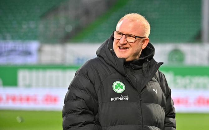 20.02.2026 - Fussball - Saison 2025 2026 - 2. Fussball - Bundesliga - 23. Spieltag: SpVgg Greuther Fürth ( Kleeblatt SGF ) - DSC Arminia Bielefeld - Sportfoto Zink MeZi - xmexzix - DFL regulations prohibit any use of photographs as image sequences and or quasi-video - only for editorial use - Heiko Vogel ( Trainer SpVgg Greuther Fürth ) lacht happy zufrieden