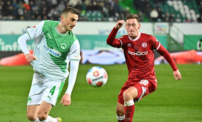 20.02.2026 - Fussball - Saison 2025 2026 - 2. Fussball - Bundesliga - 23. Spieltag: SpVgg Greuther Fürth ( Kleeblatt SGF ) - DSC Arminia Bielefeld - Sportfoto Zink MeZi - xmexzix - DFL regulations prohibit any use of photographs as image sequences and or quasi-video - only for editorial use - Philipp Ziereis (4, SpVgg Greuther Fürth ) Marius Wörl Woerl (38, Arminia Bielefeld, rechts )