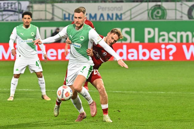 20.02.2026 - Fussball - Saison 2025 2026 - 2. Fussball - Bundesliga - 23. Spieltag: SpVgg Greuther Fürth ( Kleeblatt SGF ) - DSC Arminia Bielefeld - Sportfoto Zink MeZi - xmexzix - DFL regulations prohibit any use of photographs as image sequences and or quasi-video - only for editorial use - Dennis Srbeny (7, SpVgg Greuther Fürth ) vor Tim Handwerker (29, Arminia Bielefeld )