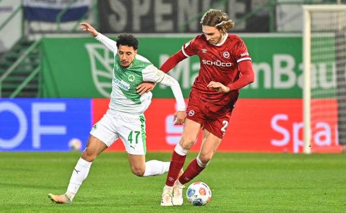 20.02.2026 - Fussball - Saison 2025 2026 - 2. Fussball - Bundesliga - 23. Spieltag: SpVgg Greuther Fürth ( Kleeblatt SGF ) - DSC Arminia Bielefeld - Sportfoto Zink MeZi - xmexzix - DFL regulations prohibit any use of photographs as image sequences and or quasi-video - only for editorial use - Sayfallah Ltaief (47, SpVgg Greuther Fürth ) Roberts Uldrikis (28, Arminia Bielefeld, rechts )