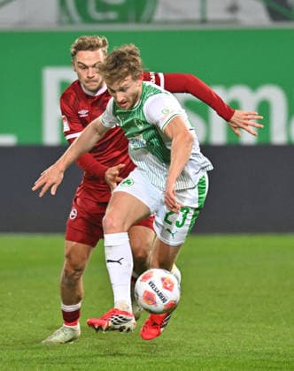 20.02.2026 - Fussball - Saison 2025 2026 - 2. Fussball - Bundesliga - 23. Spieltag: SpVgg Greuther Fürth ( Kleeblatt SGF ) - DSC Arminia Bielefeld - Sportfoto Zink MeZi - xmexzix - DFL regulations prohibit any use of photographs as image sequences and or quasi-video - only for editorial use - Jannik Dehm ( 23, SpVgg Greuther Fürth ) vor Tim Handwerker (29, Arminia Bielefeld )