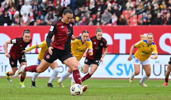 21.02.2026 - Fussball - Saison 2025 2026 - 1. Google Pixel Frauen Bundesliga - 19. Spieltag: 1. FC Nürnberg FCN ( Club Clubfrauen ) - FC Carl Zeiss Jena - Sportfoto Zink - xwoxzix - Clara Fröhlich Froehlich (5, 1. FC Nürnberg FCN ) erzielt Treffer Tor Torschuß zum 1:0 per Elfmeter Strafstoß