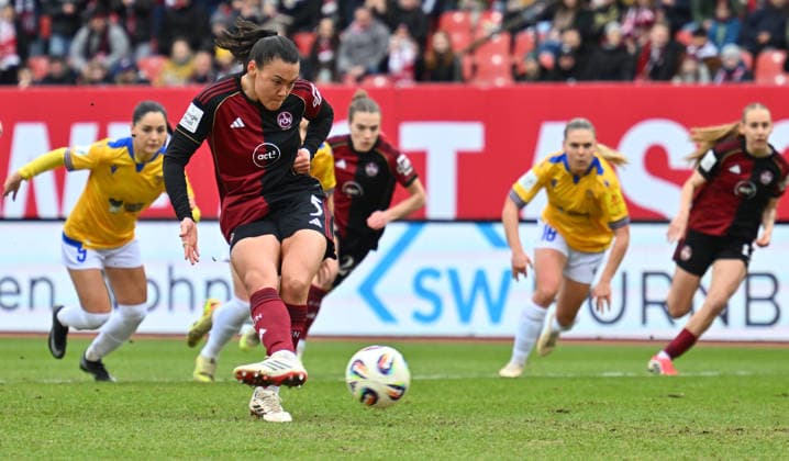 21.02.2026 - Fussball - Saison 2025 2026 - 1. Google Pixel Frauen Bundesliga - 19. Spieltag: 1. FC Nürnberg FCN ( Club Clubfrauen ) - FC Carl Zeiss Jena - Sportfoto Zink - xwoxzix - Clara Fröhlich Froehlich (5, 1. FC Nürnberg FCN ) erzielt Treffer Tor Torschuß zum 1:0 per Elfmeter Strafstoß