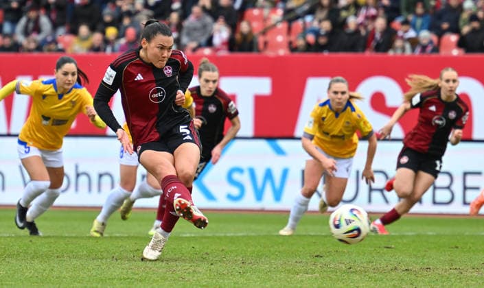 21.02.2026 - Fussball - Saison 2025 2026 - 1. Google Pixel Frauen Bundesliga - 19. Spieltag: 1. FC Nürnberg FCN ( Club Clubfrauen ) - FC Carl Zeiss Jena - Sportfoto Zink - xwoxzix - Clara Fröhlich Froehlich (5, 1. FC Nürnberg FCN ) erzielt Treffer Tor Torschuß zum 1:0 per Elfmeter Strafstoß