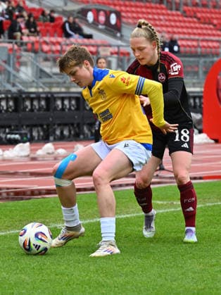 21.02.2026 - Fussball - Saison 2025 2026 - 1. Google Pixel Frauen Bundesliga - 19. Spieltag: 1. FC Nürnberg FCN ( Club Clubfrauen ) - FC Carl Zeiss Jena - Sportfoto Zink - xwoxzix - Gwen Gwendolyn Mummert (27, FC Carl Zeiss Jena ) Franziska Mai (18, 1. FC Nürnberg FCN )